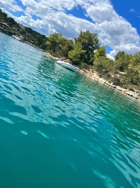 Magnific blue lagoon, speed boat water, wine&towels included - Leaving Split by speedboat