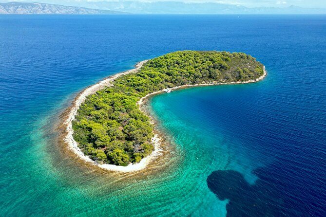Makarska: 3-Island Speedboat Tour with Cave and Blue Lagoon - From Makarska marina to the cliffs of Hvar