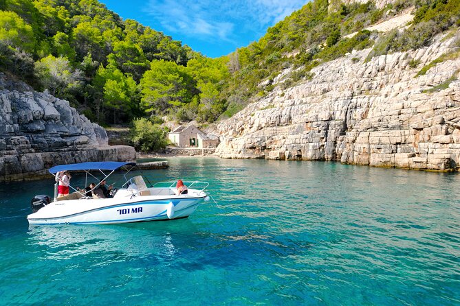 Makarska: 3-Island Speedboat Tour with Cave and Blue Lagoon - Mala Stiniva for swimming and cliff jumping