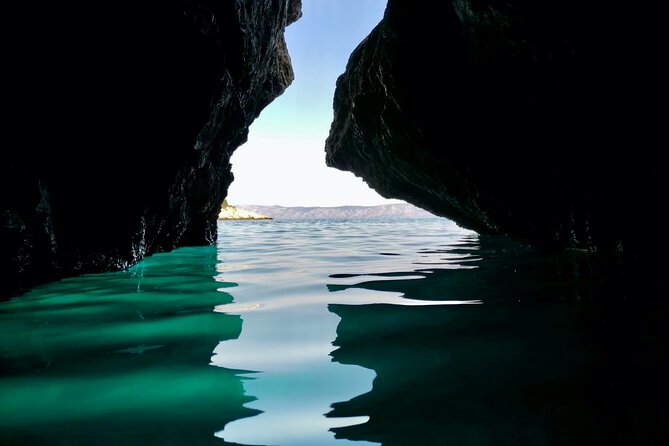 Makarska: 3-Island Speedboat Tour with Cave and Blue Lagoon - Jelsa gives the tour a land-based break