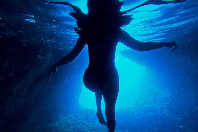 Makarska: 3-Island Speedboat Tour with Cave and Blue Lagoon - Pokrivenik and the small blue cave