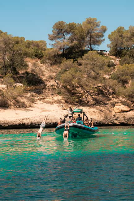 Mallorca: 2h speedboat tour, visit caves, cliffs and snorkel - Palma Cathedral and the first burst of speed