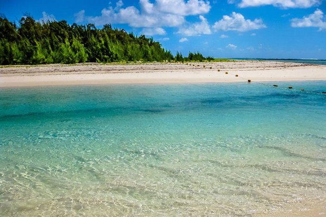 Marvelous Ile aux Cerf island: Speed Boat, Parasailing, Lunch & GRSE waterfall - What the $138.60 price really covers
