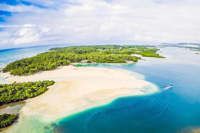 Marvelous Ile aux Cerf island: Speed Boat, Parasailing, Lunch & GRSE waterfall - Four hours around Ile aux Cerfs