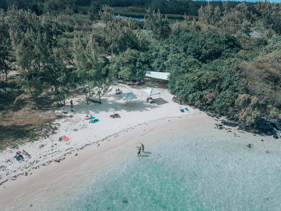 Mauritius: Speedboat Tour to Ile aux Cerfs with Lunch - The first 20-minute speedboat ride