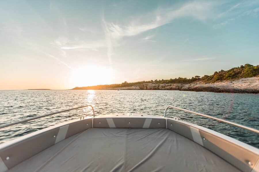 Medulin: Sunset on Speedboat with Lighthouse and Wine - The return ride and the chance of dolphins