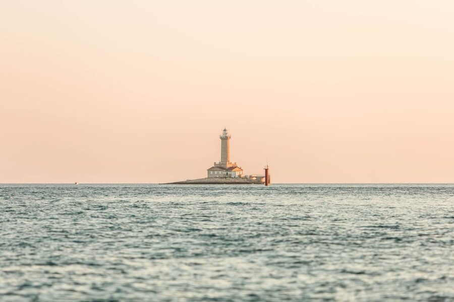 Medulin: Sunset on Speedboat with Lighthouse and Wine - What the guide and group size add