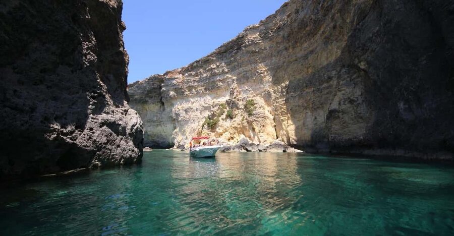 Mellieha: 3:00pm Speedboat round Comino Caves 2h Blue Lagoon - A speedboat ride with real zip