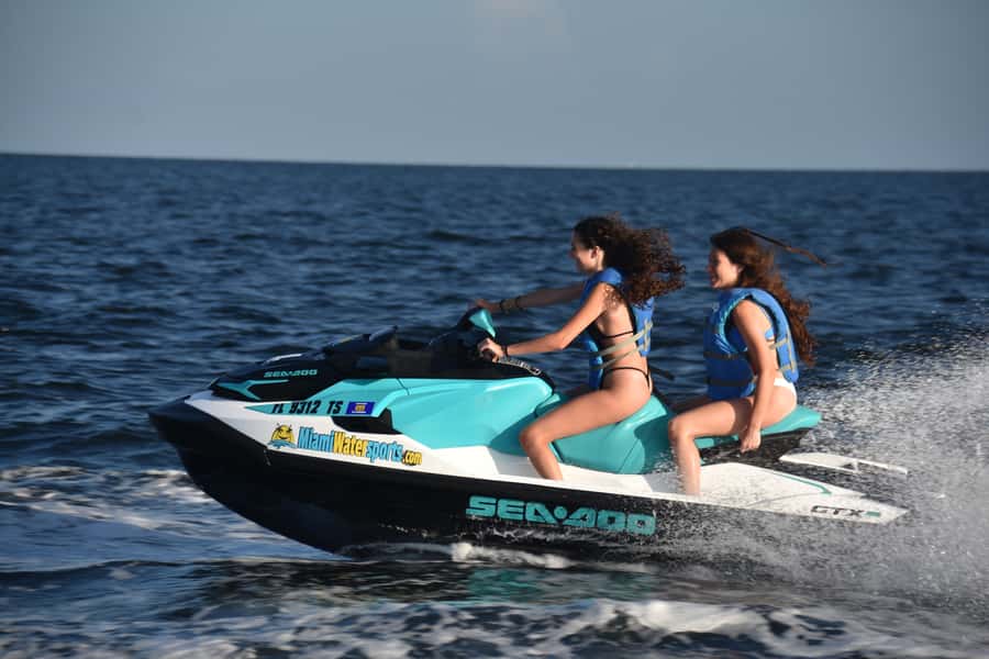 Miami: Jet Ski and SpeedBoat - The Miami skyline from the riding zone