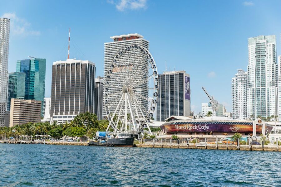 Miami: Sightseeing Speedboat Tour - South Beach from the Atlantic side