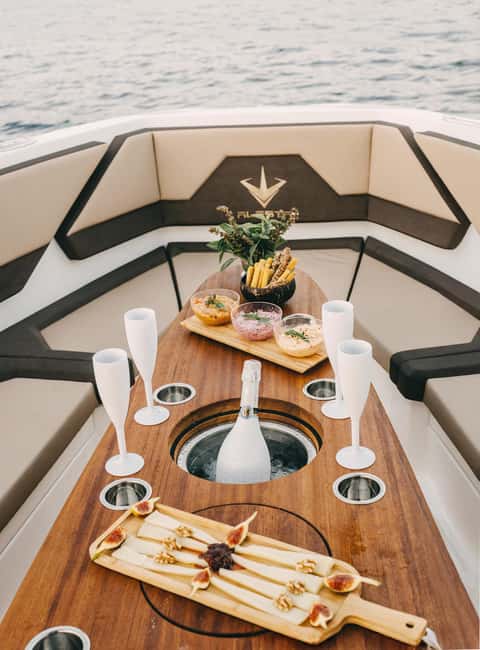 ❖ Milos: Private Speedboat Tour—Kleftiko Sarakiniko Poliegos - Why a private boat makes sense on Milos