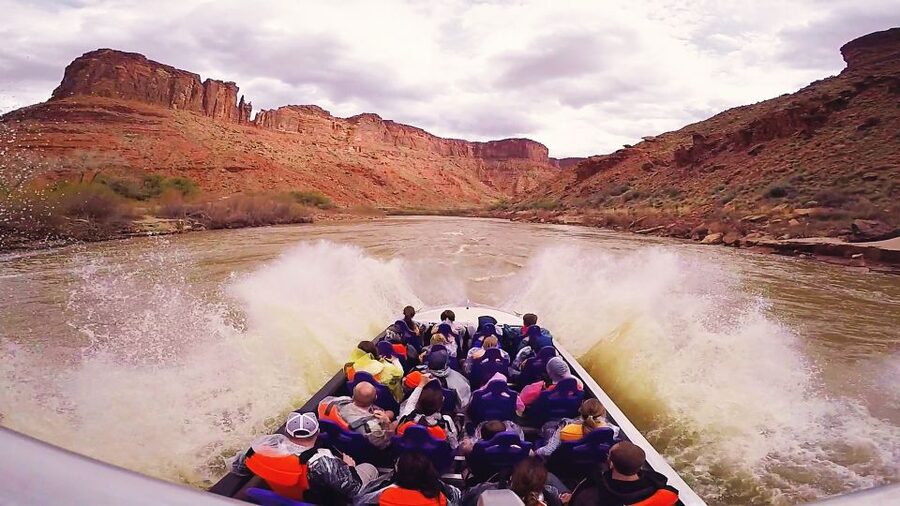 Moab: 1-Hour Colorado River Speed Boat Tour - Take Out Beach: a quick photo pause