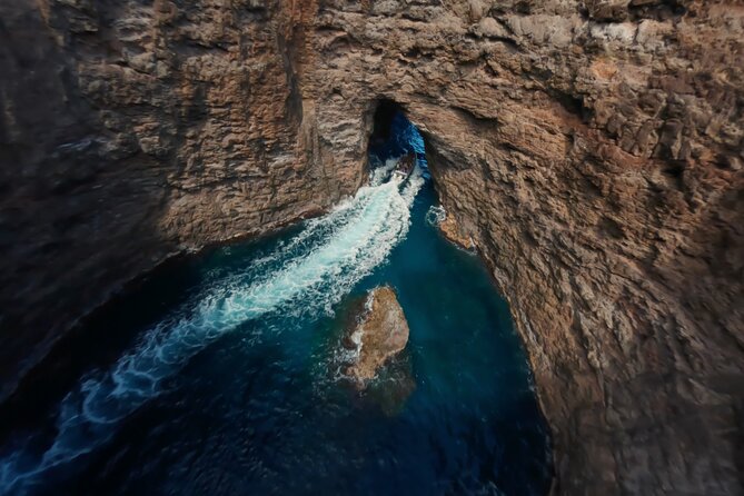 Nā Pali Coast Zodiac Raft Sea Caves Expedition on Kauai - Who should book this ride?