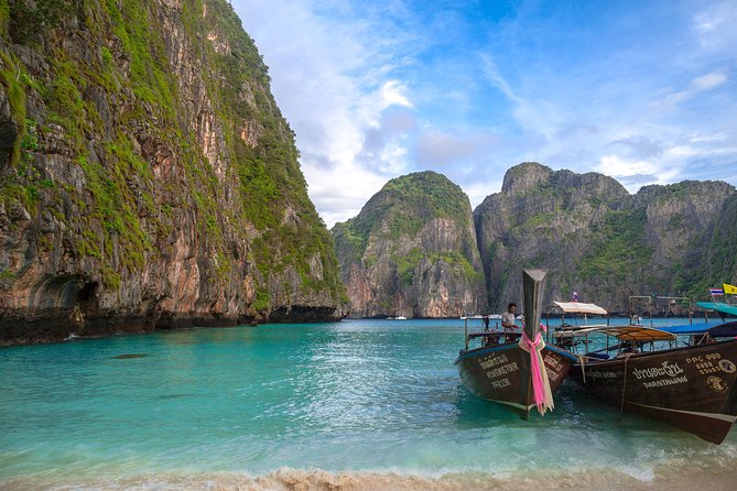 Phi Phi 6: Amazing trip by speedboat, start at Sunrise - Guides and group atmosphere