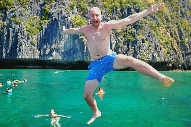 Phi Phi Early Bird & 4 Islands - Day Tour by Speedboat From Krabi - Boat comfort, crew service, and group size
