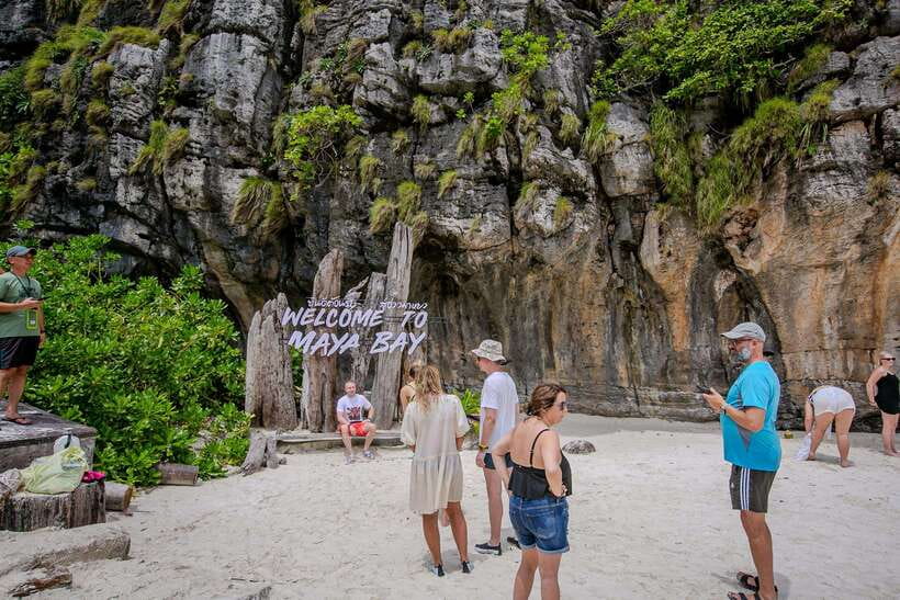 Phi Phi : Half Day By Speed Boat 4 hours Phi Phi Lay - Loh Samah Bay and the approach to Maya Bay