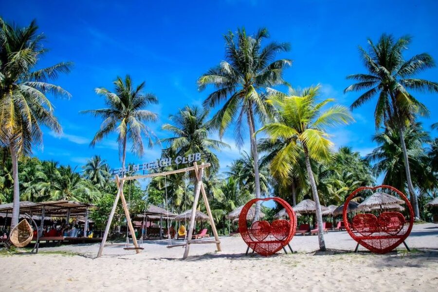 Phuket: James Bond and Laem Haad Beach by Speedboat - Lunch at Panyee floating village