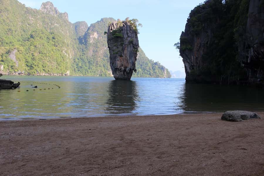 Phuket: Phi Phi & James Bond Island Combo Day Tour w/Lunch - The guides and crew shape the day