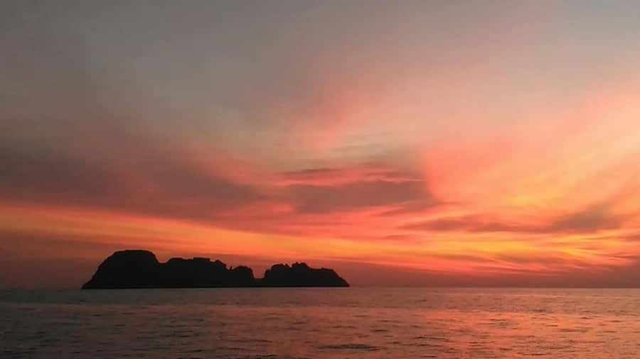 Phuket to Phi Phi Full-Day Luxury Speed Boat Charter - Why the 5 AM start can be worth it