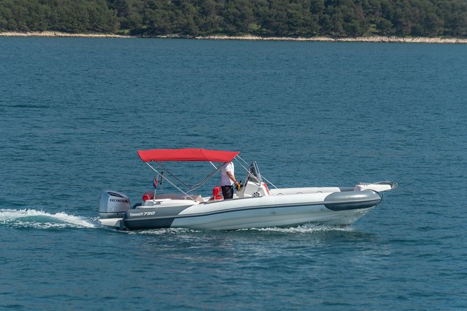Private Blue Lagoon and island Solta speedboat tour - FULL DAY - Maslinica on Šolta: coffee, pebbles, and a slower hour