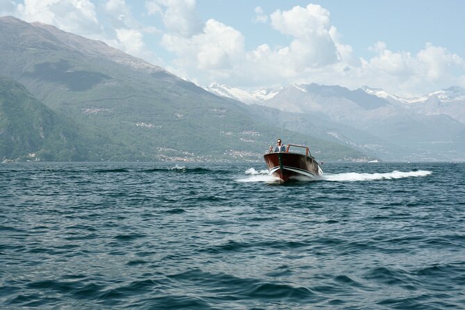 Private Lake Como Wooden Speedboat Tour with Aperitif - Leaving Bellagio on the Darrah