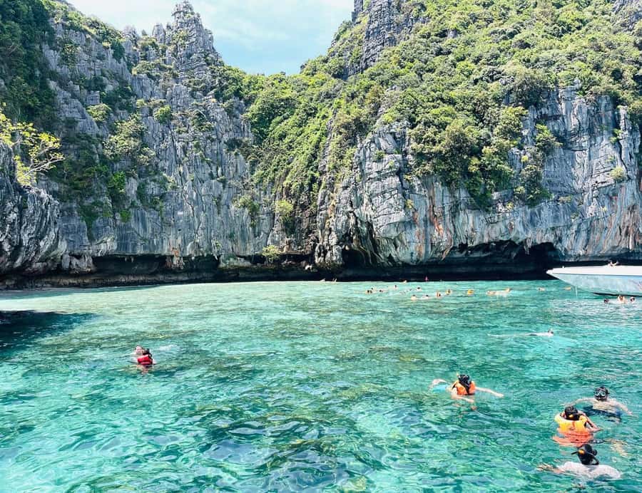 Private Luxury Speed boat to Phi Phi Islands - Private hotel pickup keeps the morning simple