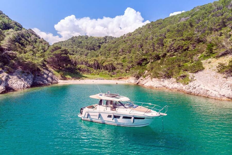 Private speedboat tours Sea Symphony - Starting among the white stone of Pučišća