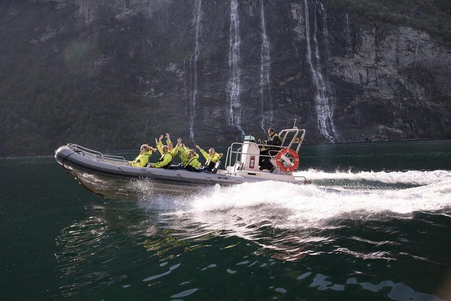 RIB Geiranger - Fjordsafari - Getting suited up for an open boat
