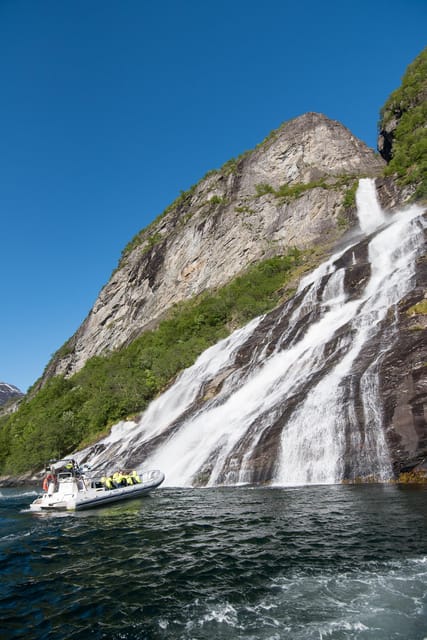 RIB Geiranger - Fjordsafari - Leaving Geiranger and building speed