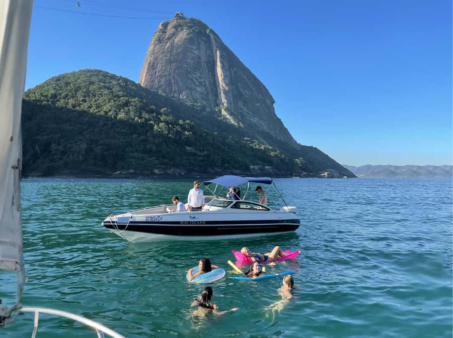 Rio de Janeiro: SpeedBoat Tour - Beach Tour with Beer - Fiscal Island and Santos Dumont Airport