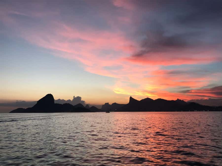 Rio de Janeiro: SpeedBoat Tour - Sunset with Beer - The sunset toast with a cold Heineken
