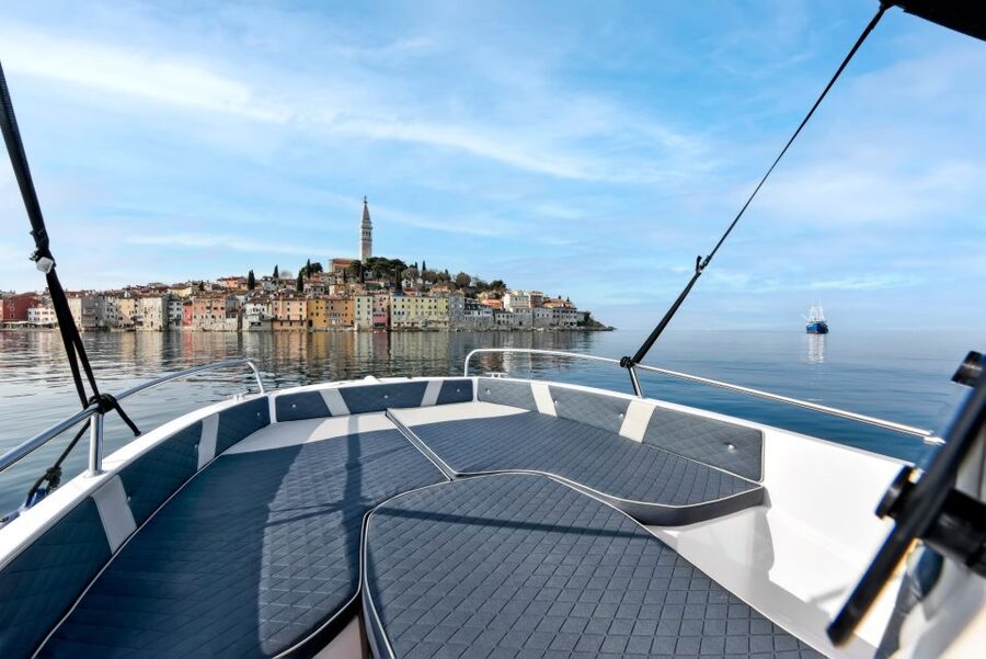 Rovinj: Dolphin Watching Sunset Speedboat Tour with Drinks - The 20-minute run through the Rovinj archipelago