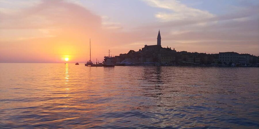 Rovinj: Sunset Speedboat Tour with Dolphin Watching - Islands, Open Water, And The Welcome Drink