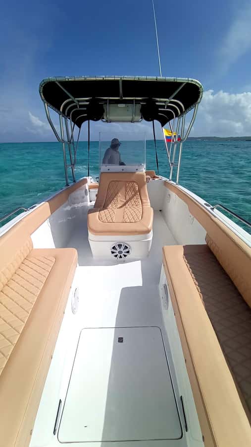 San Andres: Private San Andres Bay Tour by Luxury Speedboat - White coral sand and lunch on the island