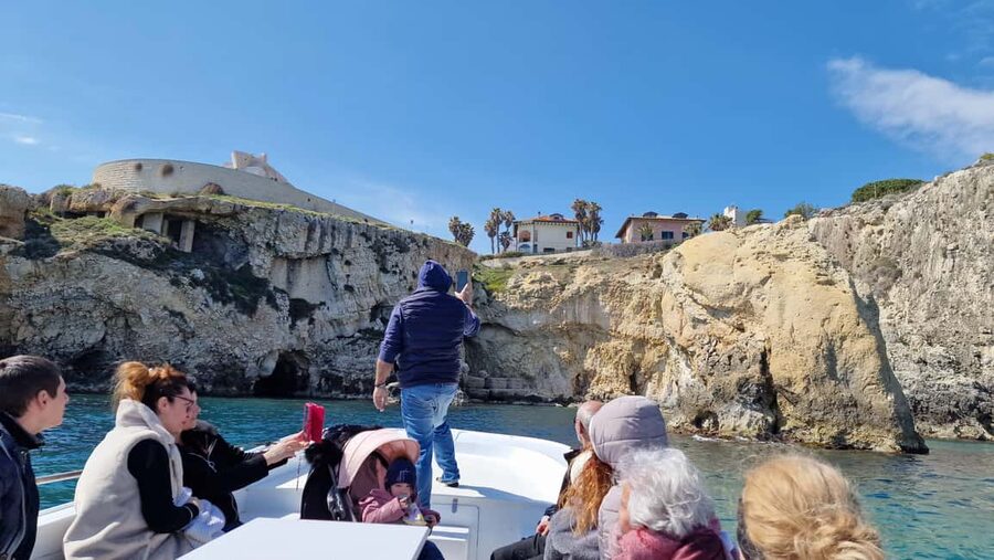 Siracusa: Ortigia & Sea Caves Speedboat Tour with Swim Stop - Entering the coastal caves