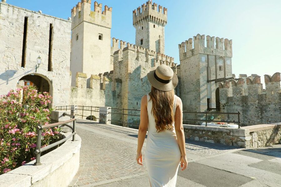 Sirmione: Walking and Speedboat Tour - Roman remains and medieval walls in one compact walk