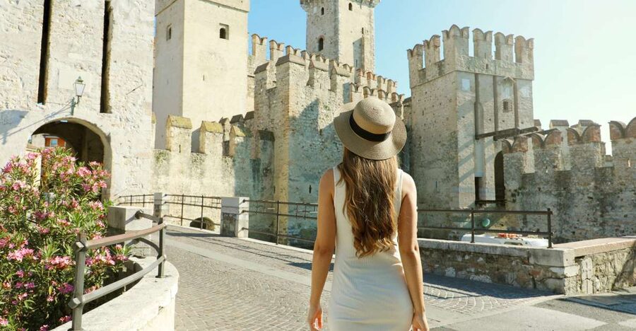 Sirmione: Walking and Speedboat Tour - Private guiding and language choices