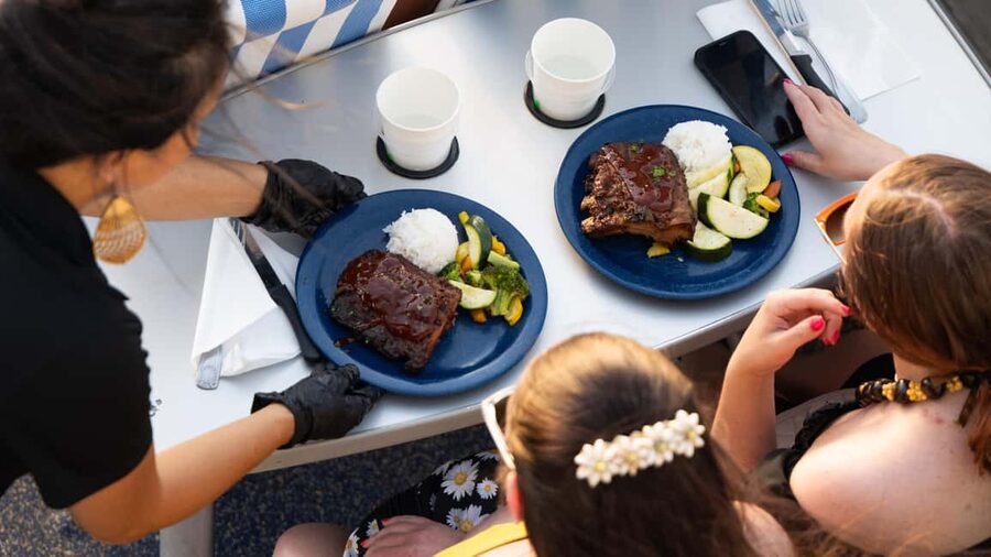 South Maui: Sunset Prime Rib or Island Fish Dinner Cruise - Live music keeps the short cruise moving