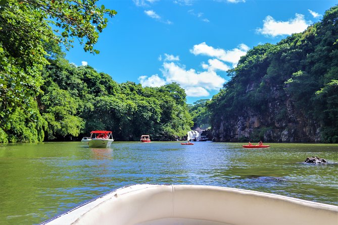 Speedboat Ile aux Cerfs + GRSE Waterfall, BBQ and Bar - Grand River South East Waterfall in ten minutes