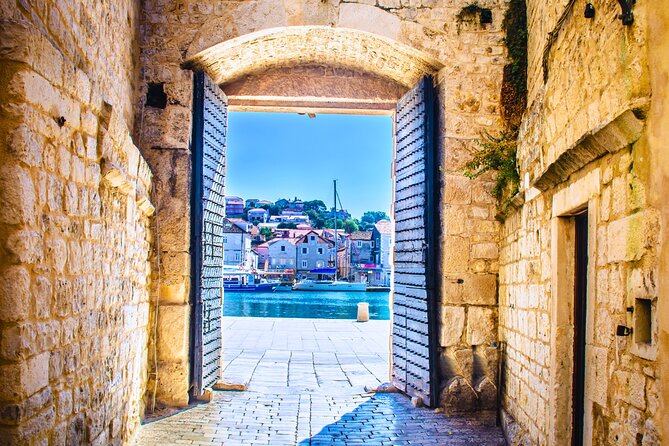 Split: Blue Lagoon & 3 Islands Speedboat Tour - Small group - Trogir: one hour among old stones