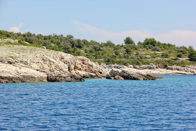 Three Islands Private Speedboat Tour With Blue Lagoon Stop - Crew service and the private-group advantage