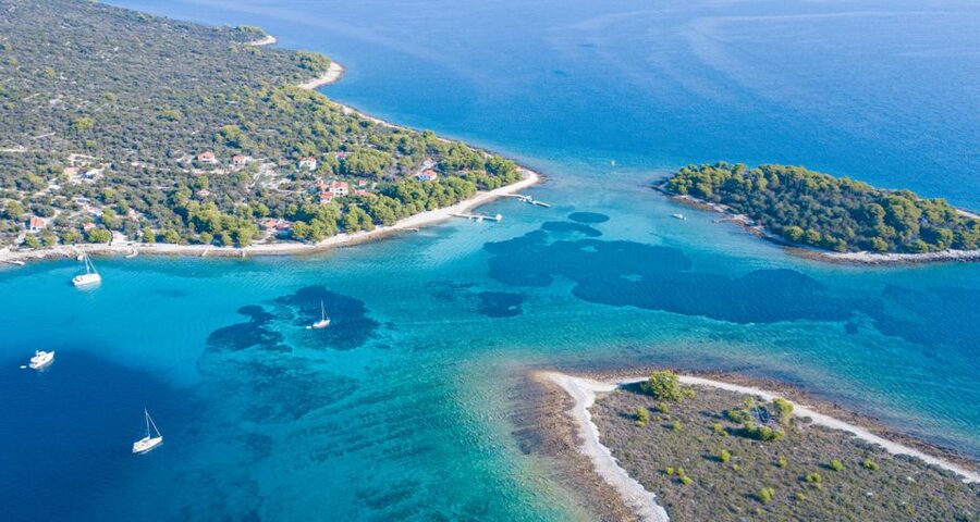 Trogir: White Lagoon, Maslinica & Blue Lagoon Speedboat Tour - Setting off from Trogir for a full day on the water