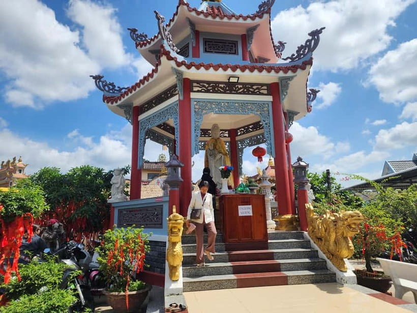 VIP Tour Authentic Mekong Delta & Local pagoda by SpeedBoat - Rowing through the small canals
