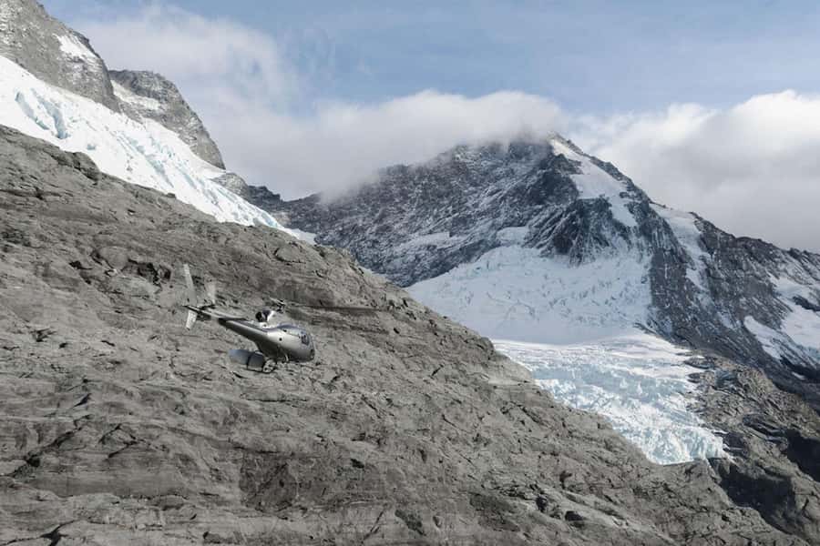 Wānaka: Heli Siberia Max - Helicopter Flight, Hike, Jet Boat - Walking the three-hour Siberia Valley route